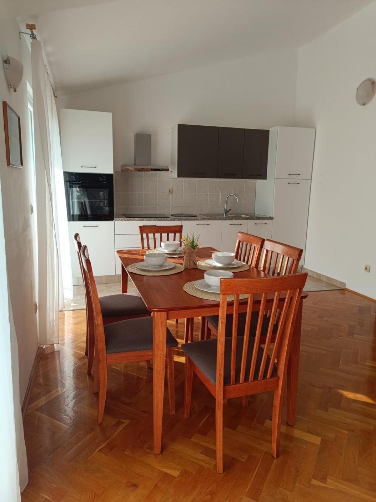 פרימוסטן Apartmani Ljubo מראה חיצוני תמונה