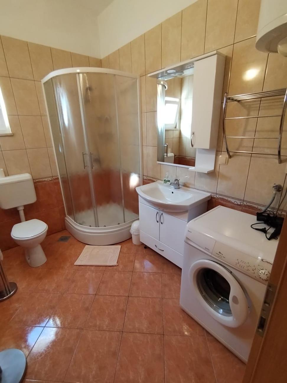 פרימוסטן Apartmani Ljubo מראה חיצוני תמונה