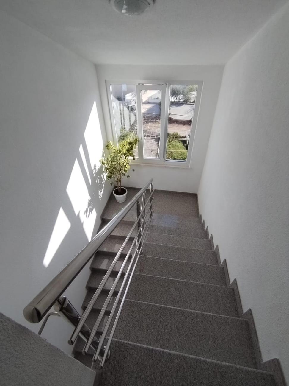 פרימוסטן Apartmani Ljubo מראה חיצוני תמונה