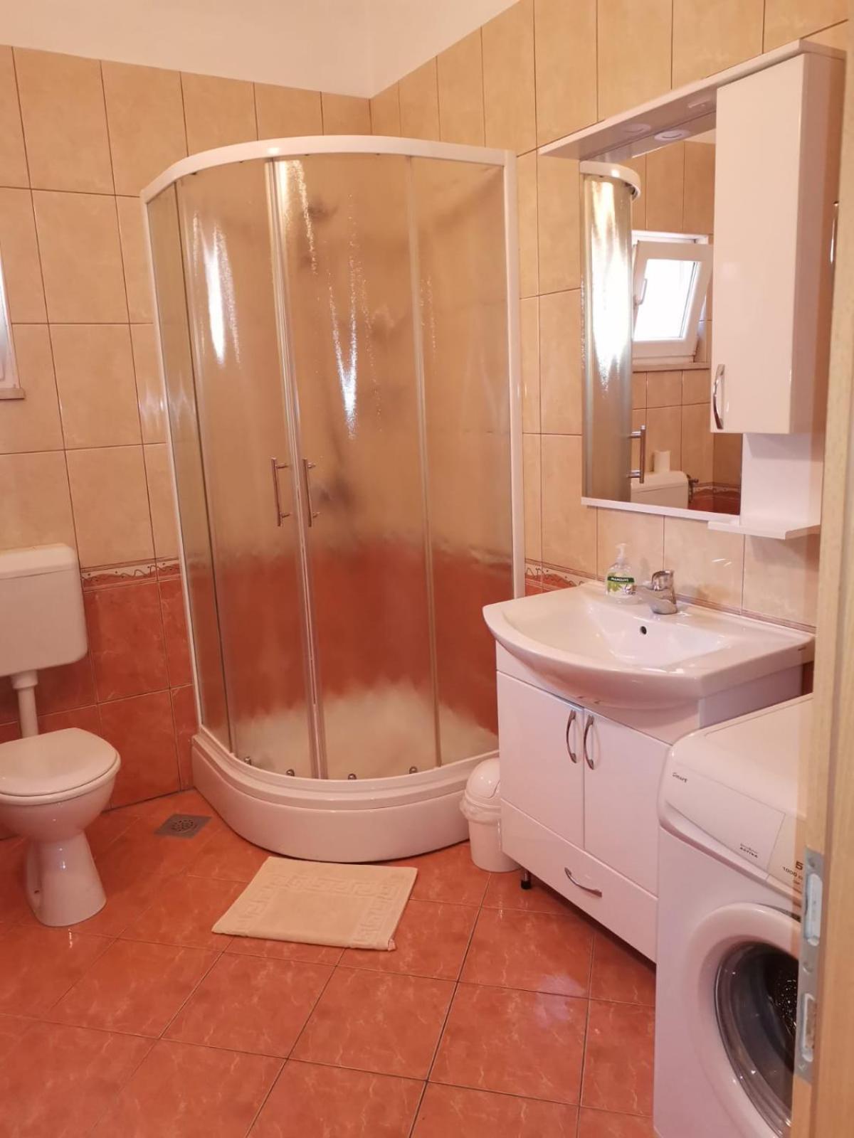 פרימוסטן Apartmani Ljubo מראה חיצוני תמונה